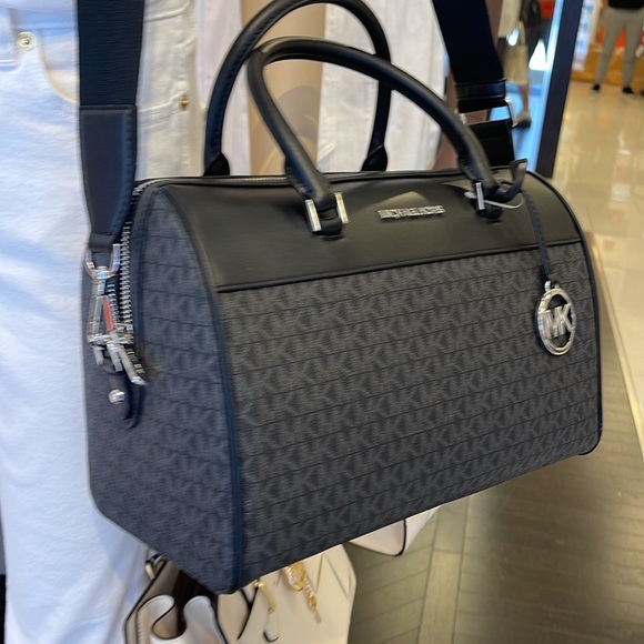 MICHAEL KORS TRAVEL MEDIUM DUFFLE SATCHEL / CROSSBODY BAG BLACK SIGNATURE COLOR - Picture 3 of 16